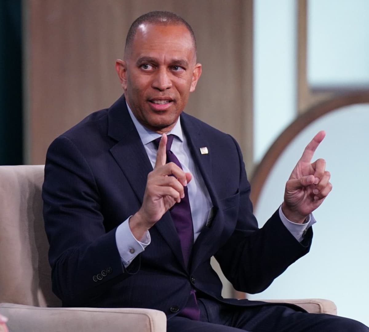 Democratic House leader Jeffries meets with Jared Kushner as midterms loom