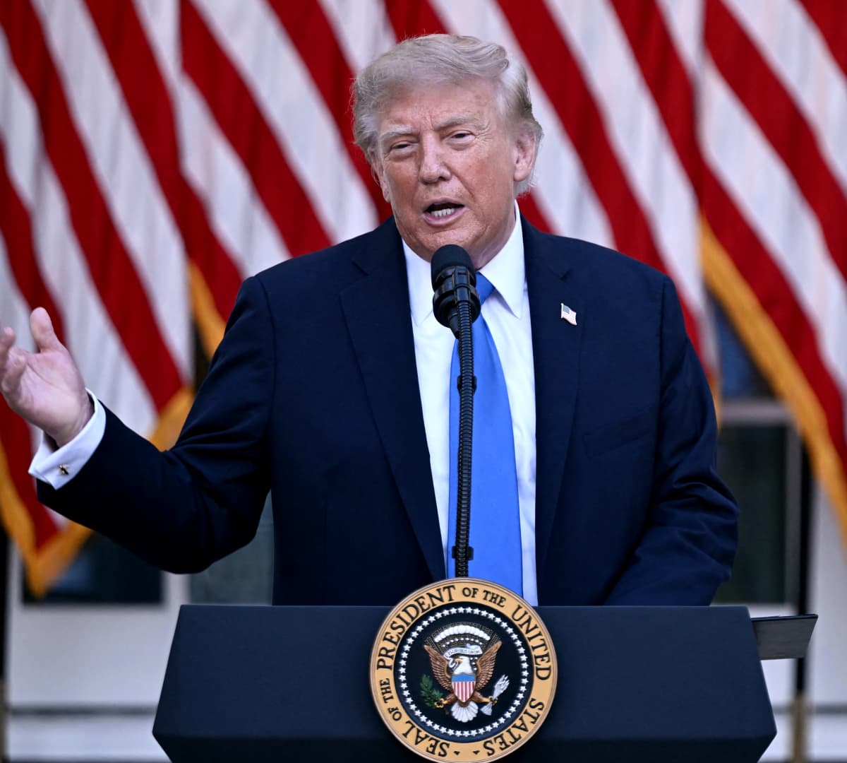 Trump doubles down on threat to halt trade with top partners unless Fed cuts rates