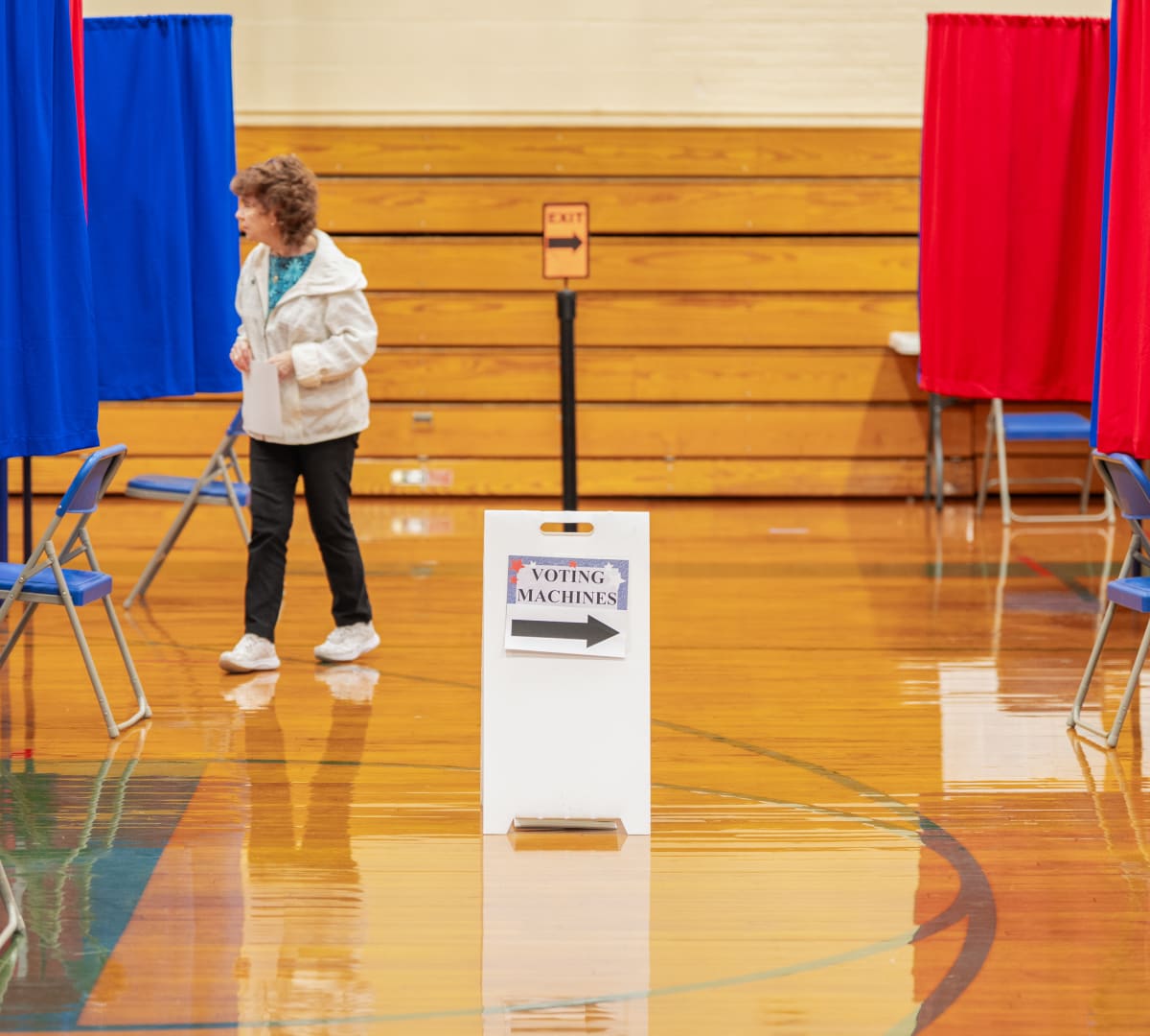 Election officials ban certain public workers from trading on prediction markets ahead of midterms