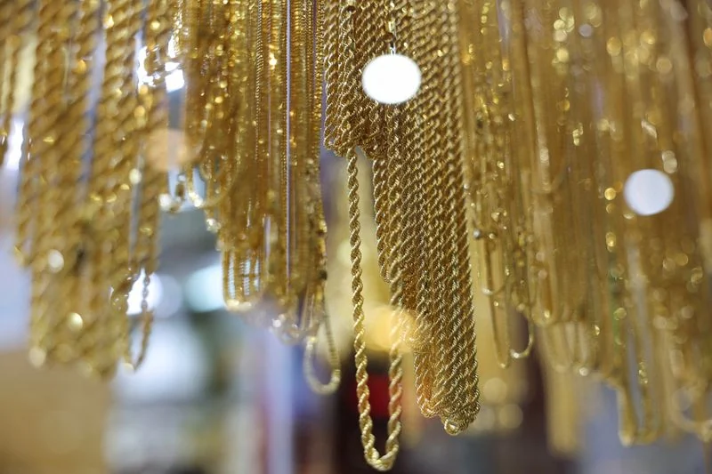 Goldman Sachs Revises China Jewelry Stocks Amid Gold Price Retreat